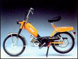 Orangefarbenes Moped mit Ständer auf hellblauem Hintergrund, mit freiliegendem Motor und hohem Lenker.